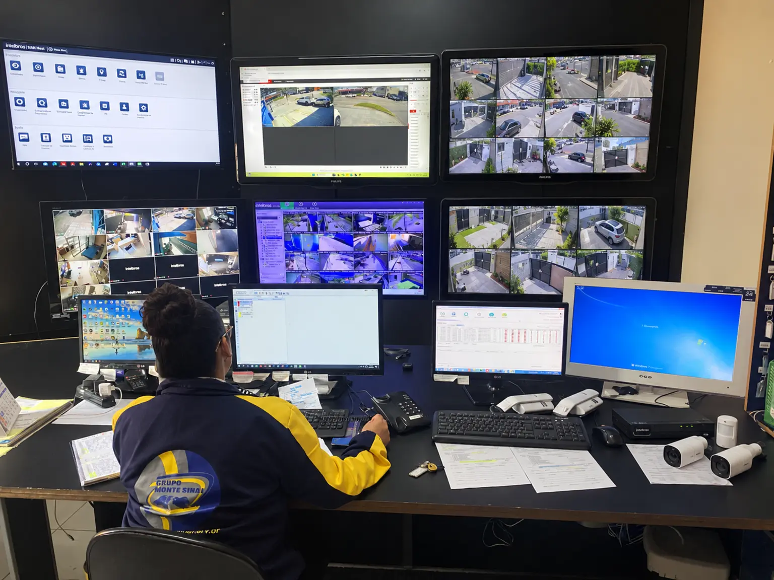 Monitora da Monte Sinai de costas durante o trabalho na central de monitoramento